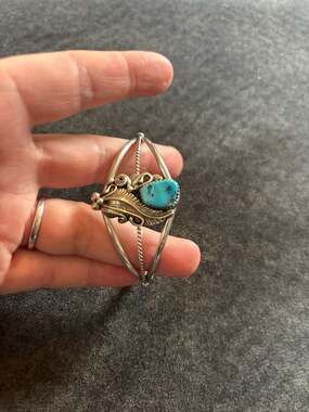Vintage Native American Sterling Silver Turquoise Leaf Detail Cuff Bracelet